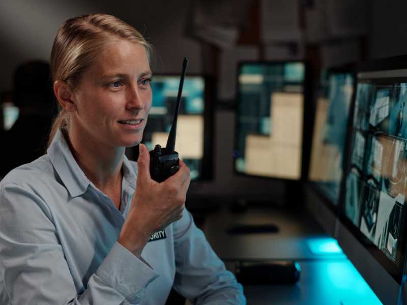 Radios de Comunicación: Esenciales para las Industrias que No Pueden Parar